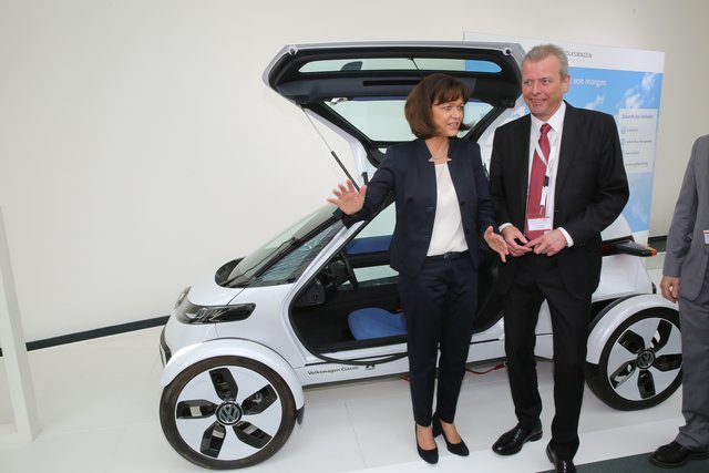 Beim Messe-Rundgang: Eva Lohse, Präsidentin des Deutschen Städtetags, und Oberbürgermeister Dr. Ulrich Maly vor einem VW Elektromobil. | Foto: Klaus Schillinger