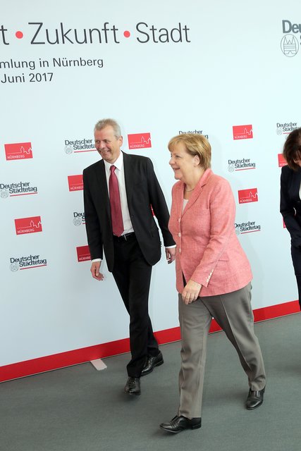 Bundeskanzlerin Angela Merkel und Nürnbergs Oberbürgermeister Dr. Ulrich Maly  auf dem Weg in den Messesaal. | Foto: Klaus Schillinger