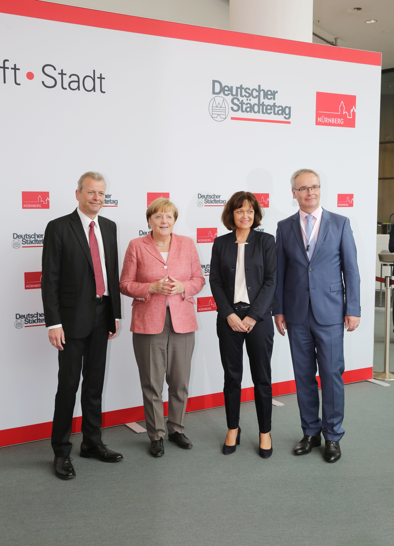 Nürnbergs Oberbürgermeister Dr. Ulrich Maly, Bundeskanzlerin Dr. Angela Merkel, Eva Lohse, Präsidentin des Deutschen Städtetags, und Helmut Dedy, Hauptgeschäftsführer des Deutschen Städtetages (v.l.).