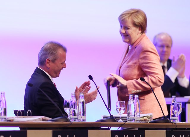 Nürnbergs Oberbürgermeister Dr. Ulrich Maly klatscht der  Bundeskanzlerin Angela Merkel Beifall. | Foto: Klaus Schillinger
