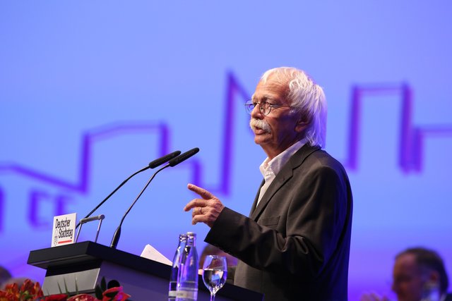 Der Spezi Klaus Schamberger amüsierte mit seiner Einlage die Stadtoberhäupter. | Foto: Klaus Schillinger