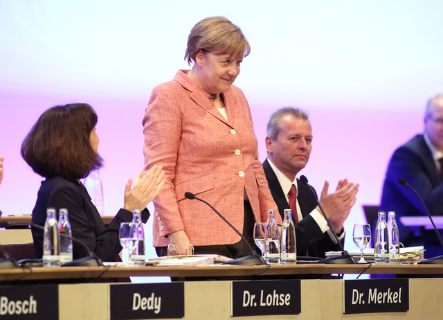 Bundeskanzlerin Angela Merkel (2.v.l.) in Nürnberg. Die Regierungschefin sprach vor rund 1.000 Vertretern deutscher Städte im Nürnberger Messezentrum. | Foto: Klaus Schillinger