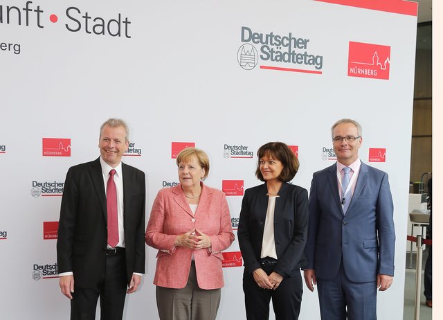 Nürnbergs Oberbürgermeister Dr. Ulrich Maly, Bundeskanzlerin Dr. Angela Merkel, Eva Lohse, Präsidentin des Deutschen Städtetags, und Helmut Dedy, Hauptgeschäftsführer des Deutschen Städtetages (v.l.). | Foto: Klaus Schillinger