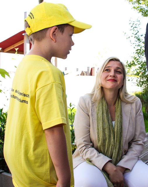 Ministerin Melanie Huml bei den Kindern der Wolke 10. | Foto: Nicole Fuchsbauer