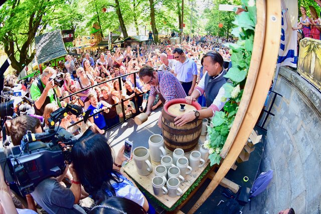 Der erste Hieb! Mit drei Schlägen zapft OB Florian Janik die 262. Erlanger Bergkerwa an! Foto: © Peter Maskow