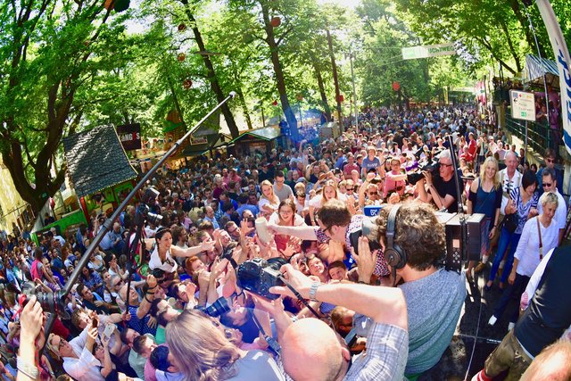 Der Wahnsinn hat einen Namen: Bergkirchweih! Tausende drängen sich vor dem Anzapf-Podest. Foto: © Peter Maskow