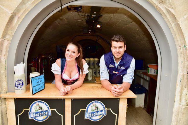 Fesch! Diesen beiden warten auf den Ansturm. Foto: © Peter Maskow