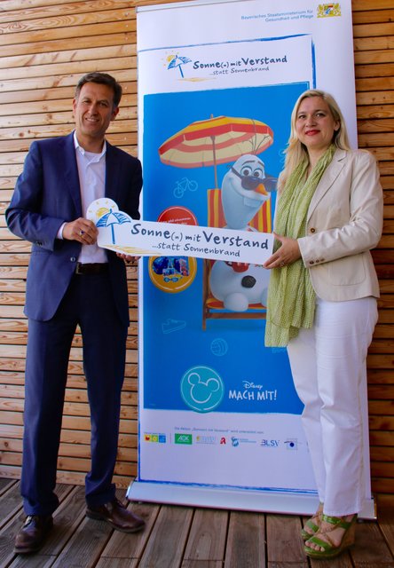 Die Bayerische Gesundheitsministerin Melanie Huml startete gemeinsam mit Marc Becker-Floris (Director Wald Disney) die alljährlich Kampagne zum Schutz gegen Sonnenbrand. | Foto: Nicole Fuchsbauer