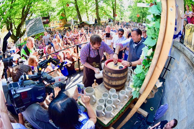 Es läuft! Florian Janik hat es geschafft, der erste Krug füllt sich mit Festbier. Foto: © Peter Maskow