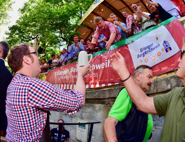 OB mit Herz: Florian Janik erhört die Rufe und reicht eine Maß nach oben. Foto: © Peter Maskow