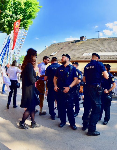 Sicherheit ist ein Thema: Eine Gruppe Polizisten läuft Streife zwischen den Kellern. Foto: © Peter Maskow