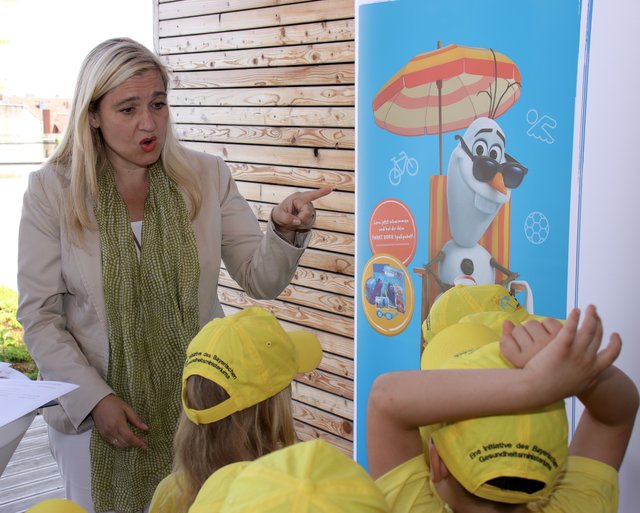 Die Bayerische Gesundheitsministerin Melanie Huml klärt die KInder über den wichtigen Sonnenschutz auf. | Foto: Nicole Fuchsbauer