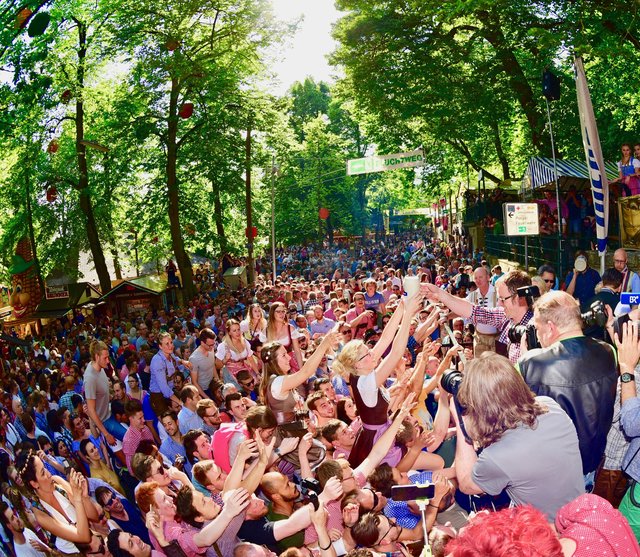 Sie ist die Erste, die eine frisch gezapfte Frei-Maß ergattert! Foto: © Peter Maskow