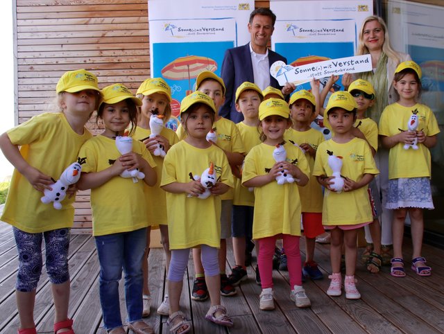 Die Bayerische Gesundheitsministerin Melanie Huml mit Marc Becker-Floris (Director Wald Disney) und Kindern des Kindergartens ,,Wolke 10". | Foto: Nicole Fuchsbauer