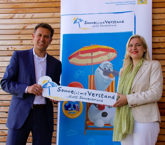 Die Bayerische Gesundheitsministerin Melanie Huml startete gemeinsam mit Marc Becker-Floris (Director Wald Disney) die alljährlich Kampagne zum Schutz gegen Sonnenbrand. | Foto: Nicole Fuchsbauer