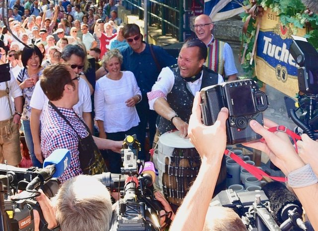 Nach drei Schlägen hat es dann doch gespritzt! OB Janik und Franz Groha (Tucher) sind nass. Foto: © Peter Maskow
