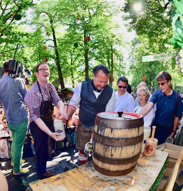 Wollt ihr da oben auch eins? OB Janik hat Freibierfans auf der Galerie entdeckt. Foto: © Peter Maskow