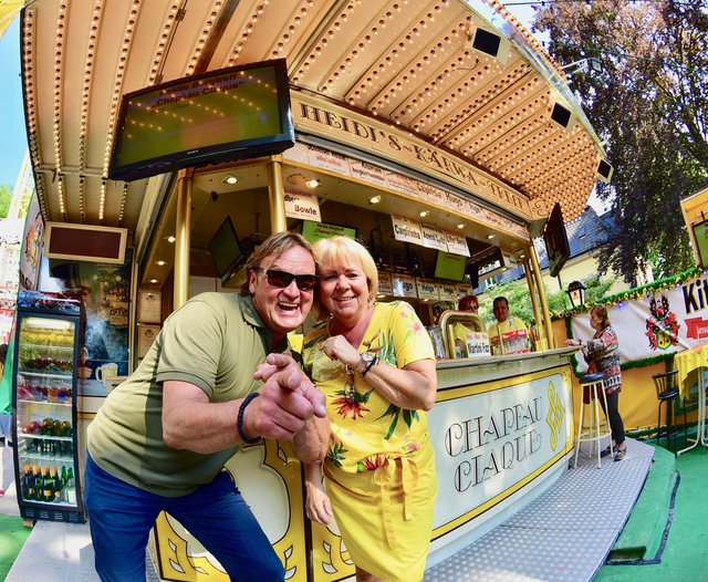 Peter Althof besucht Heidi Kalb an ihrer legendären Bar "Chapeau Claque". Foto: © Peter Maskow