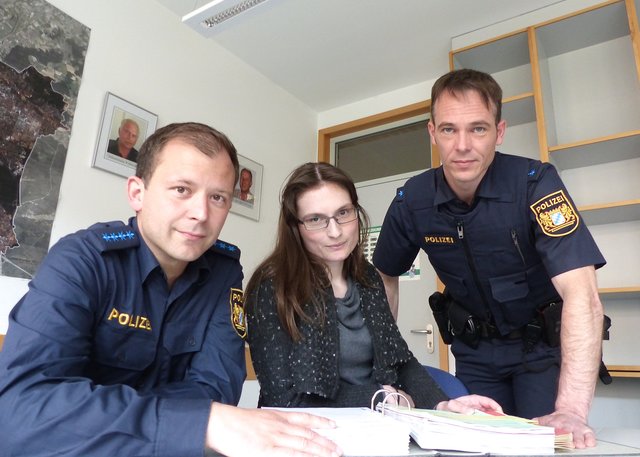 Es gibt viel zu koodinieren: die Polizeihauptmeister (PHM) Marco Trautner, Martina Riedl und Martin Hüller bei einer Besprechung. Foto: Uwe Müller