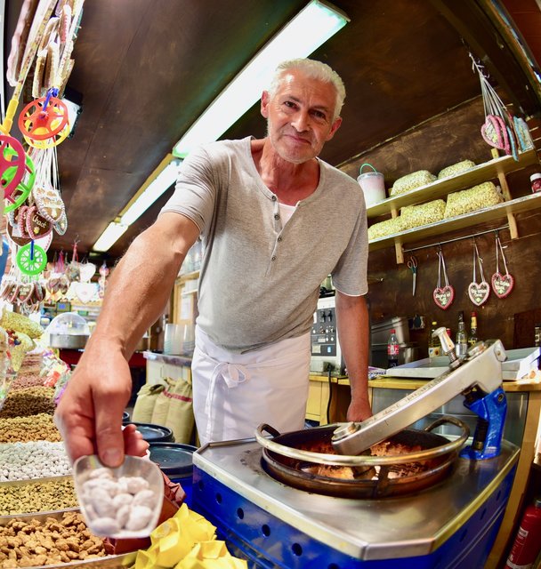 Bei Klaus Krug aus der gleichnamigen Schausteller-Dynastie gibt's Süßes. Foto: © Peter Maskow