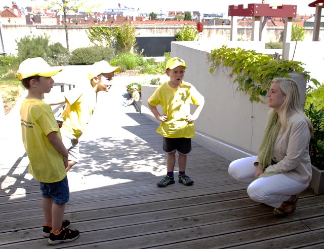 Melanie Huml, selber Mama, unterhält sich mit den Kindern des Kindergartens Wolke 10 in der Nürnberger Südstadt. | Foto: Nicole Fuchsbauer