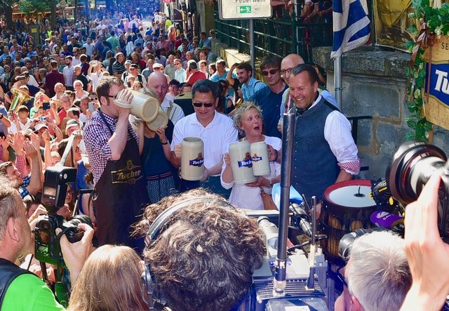 Der erste Schluck gebührt dem Ersten Bürger der Stadt Erlangen: Oberbürgermeister Florian Janik setzt den mächtigen Krug an. Foto: © Peter Maskow