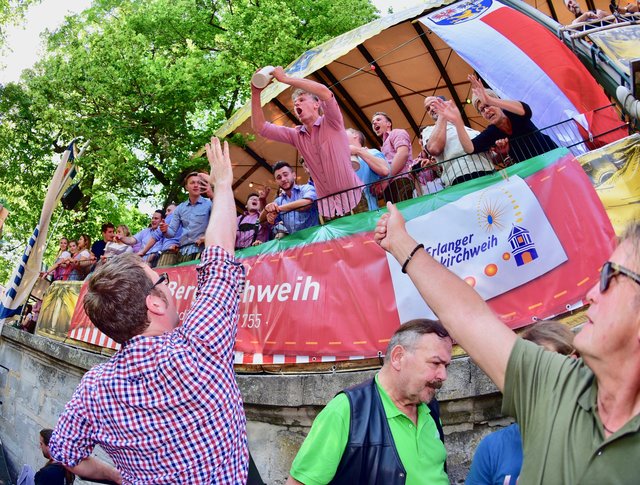 Jaaaaaaa! Er hat die ersehnte Frei-Maß aus den Händen des Oberbürgermeisters! Jubel auf der Galerie. Foto: © Peter Maskow