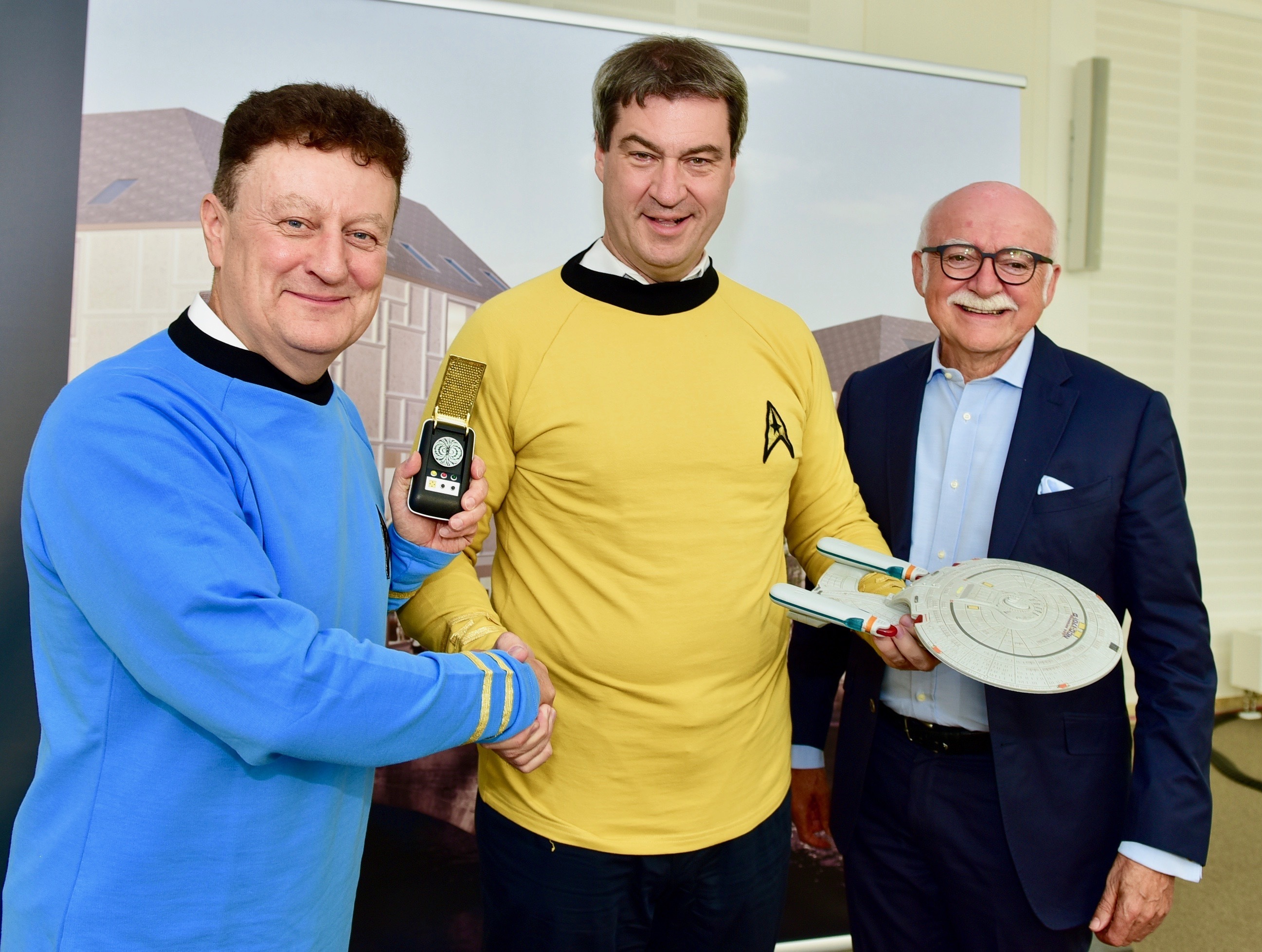 In Star-Trek-Outfit präsentieren sich die Raumschiff-Enterprise-Fans Finanzminister Dr. Markus Söder (Mitte) und Prof. Dr. Wolfgang Heckl, Generaldirektor des Deutschen Museums München. Rechts Immobilien-Entwickler Gerd Schmelzer. Foto: © Peter Maskow