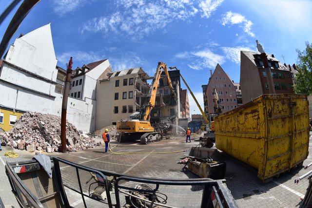 Auf dem Areal des Augustinerhofs haben vor zwei Wochen die Abrissarbeiten für den Baustart im August begonnen. Foto: © Peter Maskow