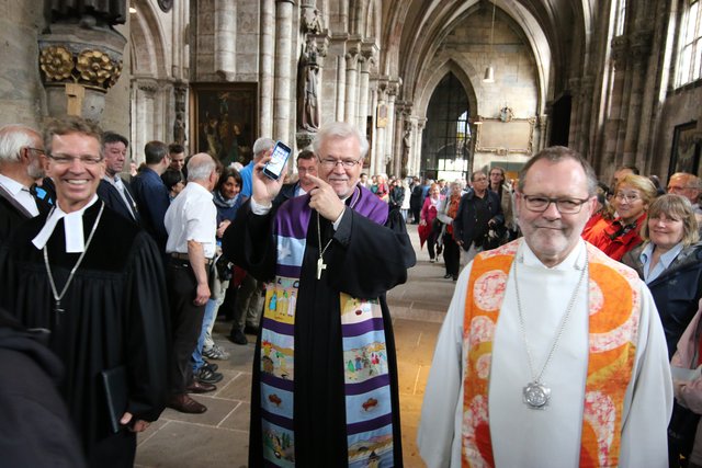 Regionalbischof Stefan Ark Nitsche (M.), der katholische Stadtdekan Hubertus Förster (r.) und der evangelische Stadtdekan Jürgen Körnlein (l.), beim Einzug. Der Erzbischof, der sich noch auf der Autobahn befand, war per Handy zugeschaltet. | Foto: Udo Dreier