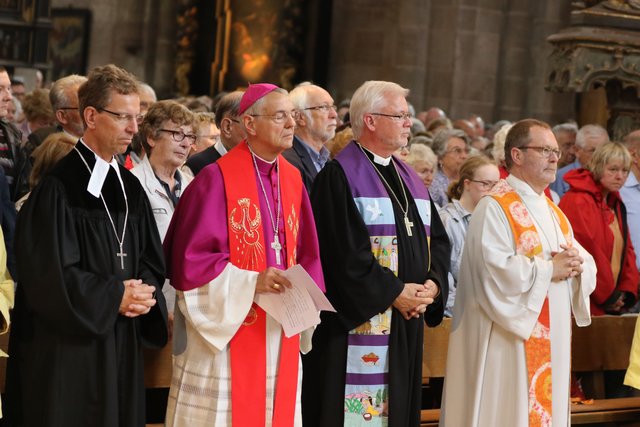 Erzbischof Ludwig Schick, Regionalbischof Stefan Ark Nitsche, der katholische Stadtdekan Hubertus Förster (r.) und der evangelische Stadtdekan Jürgen Körnlein (l.). | Foto: Udo Dreier