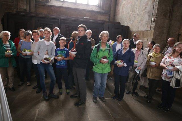 Pilger brachten Trauben zum Altar, die nach der Segnung an die Besucher verteilt wurden. | Foto: Udo Dreier