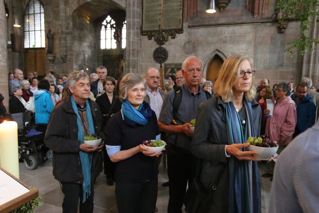 Pilger brachten Trauben zum Altar, die nach der Segnung an die Besucher verteilt wurden. | Foto: Udo Dreier