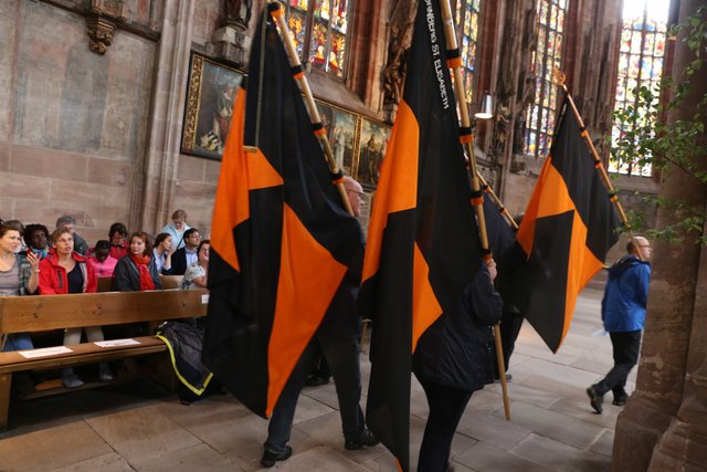 Pilger bei der Ankunft - Foto: Udo Dreier - 04.06.2017 - Nürnberg - 60 katholische und evangelische Gemeinden machen sich gemeinsam auf den Weg - Ökumenische Sternwallfahrt und Gottesdienst mit 1700 Gläubigen am Pfingstsonntag in Nürnberg. Erzbischof Ludwig Schick und Regionalbischof Stefan Ark Nitsche erinnern in der Sebalduskirche gemeinsam an 500 Jahre Reformation. 