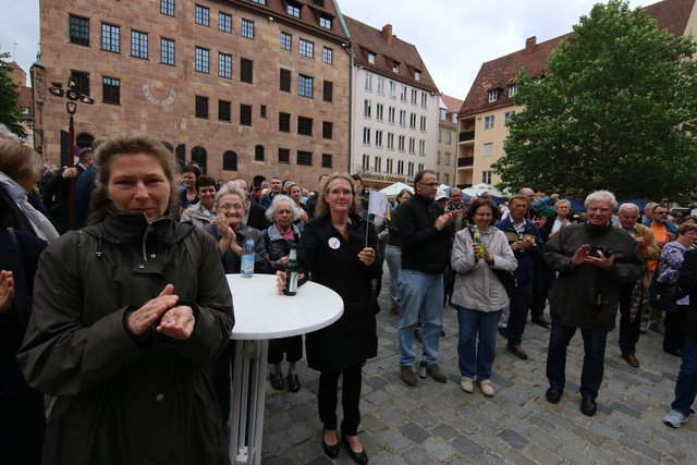Ein Fest für alle Teilnehmer nach dem Gottesdienst auf dem Sebalder Platz. | Foto: Udo Dreier