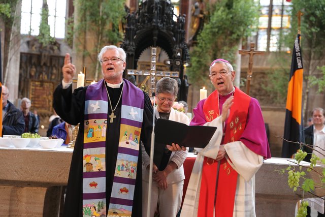Erzbischof Ludwig Schick und  Regionalbischof Stefan Ark Nitsche (l.) beim Pfingsgottesdienst in St. Sebald. | Foto: Udo Dreier