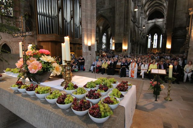 Pilger brachten Trauben zum Altar, die nach der Segnung an die Besucher verteilt wurden. | Foto: Udo Dreier