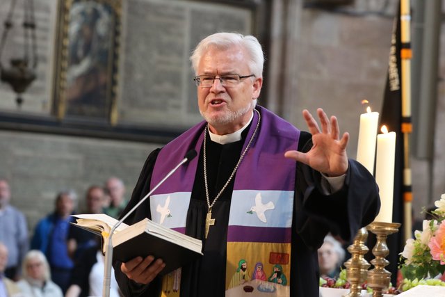 Regionalbischof Stefan Ark Nitsche bei seiner Predigt. | Foto: Udo Dreier