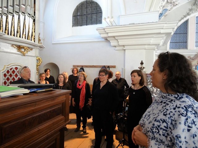 Der Dehnberger Hof Chor beim Mitgestalten des Gottesdienstes im Stift Stams (Foto:privat)
