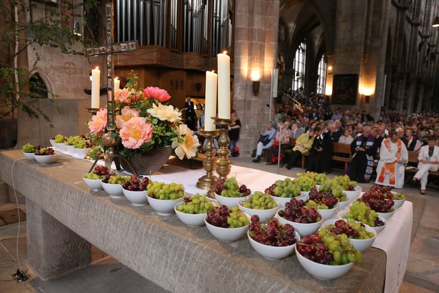 Pilger brachten Trauben zum Altar, die nach der Segnung an die Besucher verteilt wurden. | Foto: Udo Dreier