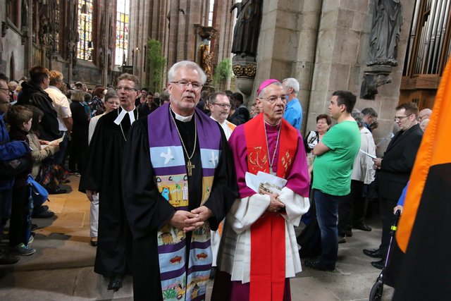 Erzbischof Ludwig Schick und  Regionalbischof Stefan Ark Nitsche (l.) beim Auszug aus der Sebalduskirche, die mit 1700 Pilgern besetzt war. | Foto: Udo Dreier