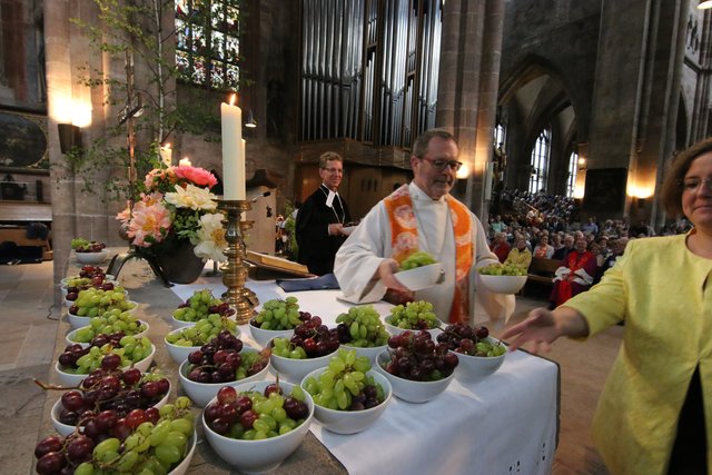 Pilger brachten Trauben zum Altar, die nach der Segnung an die Besucher verteilt wurden. | Foto: Udo Dreier