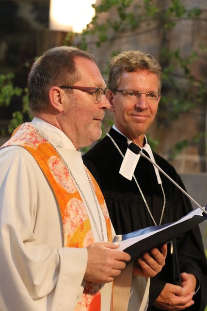 Katholische Stadtdekan Hubertus Förster und der evangelische Stadtdekan Jürgen Körnlein.

Foto: Udo Dreier - 04.06.2017 - Nürnberg - 60 katholische und evangelische Gemeinden machen sich gemeinsam auf den Weg - Ökumenische Sternwallfahrt und Gottesdienst mit 1700 Gläubigen am Pfingstsonntag in Nürnberg. Erzbischof Ludwig Schick und Regionalbischof Stefan Ark Nitsche erinnern in der Sebalduskirche gemeinsam an 500 Jahre Reformation. | Foto: Udo Dreier