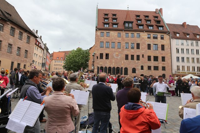 Ein Fest für alle Teilnehmer nach dem Gottesdienst auf dem Sebalder Platz, im Hintergrund das Schürstabhaus. | Foto: Udo Dreier