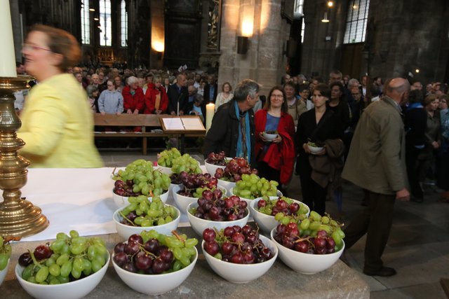 Pilger brachten Trauben zum Altar, die nach der Segnung an die Besucher verteilt wurden. | Foto: Udo Dreier