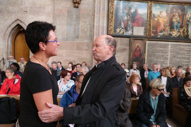 Gunter Oschmann, Müller Medien, begrüßt die Pressesprecherin der Katholischen Stadtkirche Nürnberg Elke Pilkenroth. | Foto: Udo Dreier
