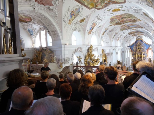 Der Dehnberger Hof Chor beim Mitgestalten des Gottesdienstes im Stift Stams (Foto:privat)