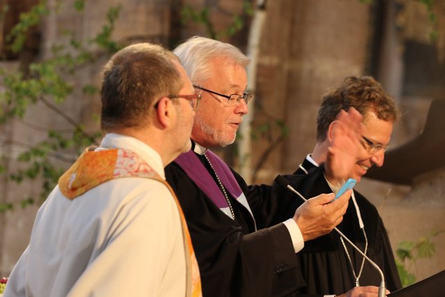 Erzbischof Ludwig Schick war per Handy die erste halbe Stunde zugeschaltet.  Regionalbischof Stefan Ark Nitsche (M.), der katholische Stadtdekan Hubertus Förster (l.) und der evangelische Stadtdekan Jürgen Körnlein (r.). | Foto: Udo Dreier