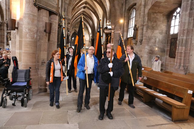 Pilger bei der Ankunft - Foto: Udo Dreier - 04.06.2017 - Nürnberg - 60 katholische und evangelische Gemeinden machen sich gemeinsam auf den Weg - Ökumenische Sternwallfahrt und Gottesdienst mit 1700 Gläubigen am Pfingstsonntag in Nürnberg. Erzbischof Ludwig Schick und Regionalbischof Stefan Ark Nitsche erinnern in der Sebalduskirche gemeinsam an 500 Jahre Reformation. 