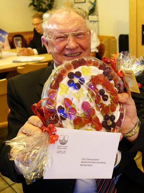 Günther Keller, der erste Ortsvorsitzende des Ortsverbandes mit einem Geschenk der Stadt Zirndorf.